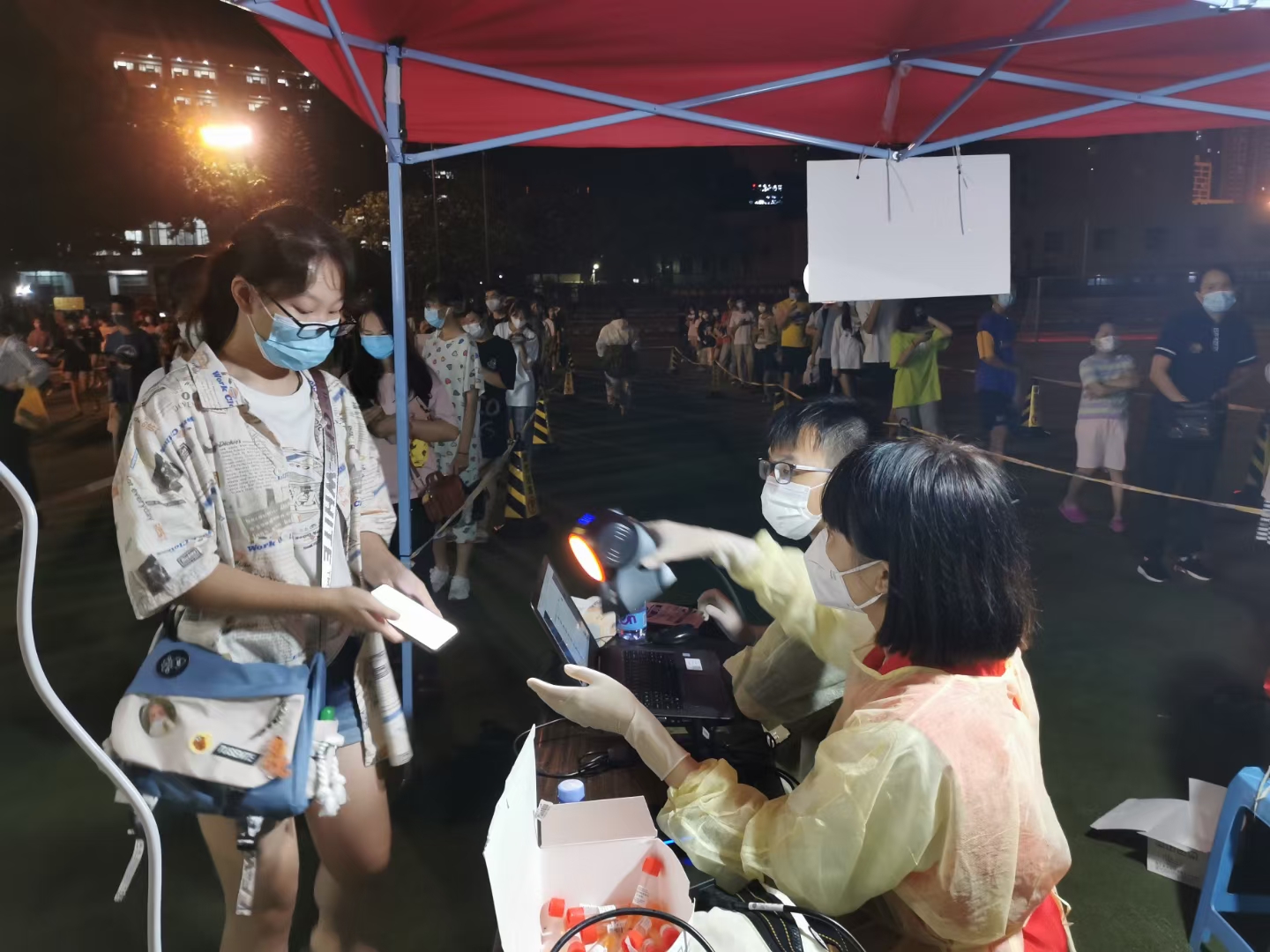 参加学校核酸检测志愿服务.jpg