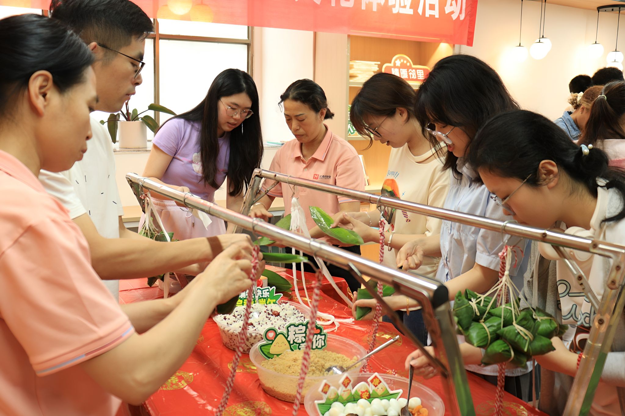 15.境内外学子端午节一起包粽子.jpg