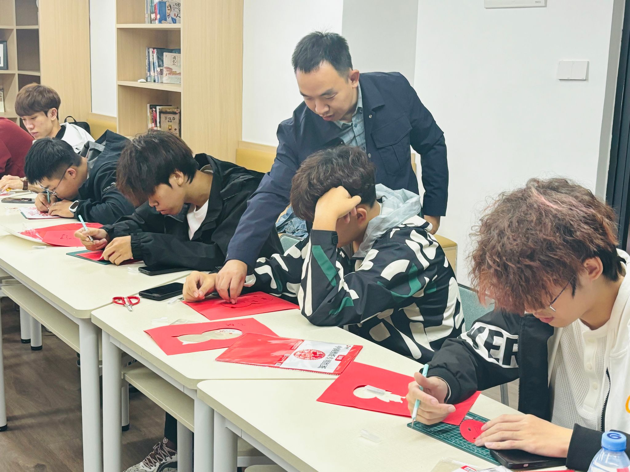 1.“中华文化讲堂”上学生体验泉州刻纸艺术.jpg