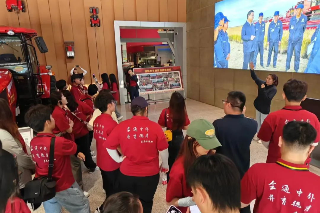 参观中国一拖,了解技术变革.jpg