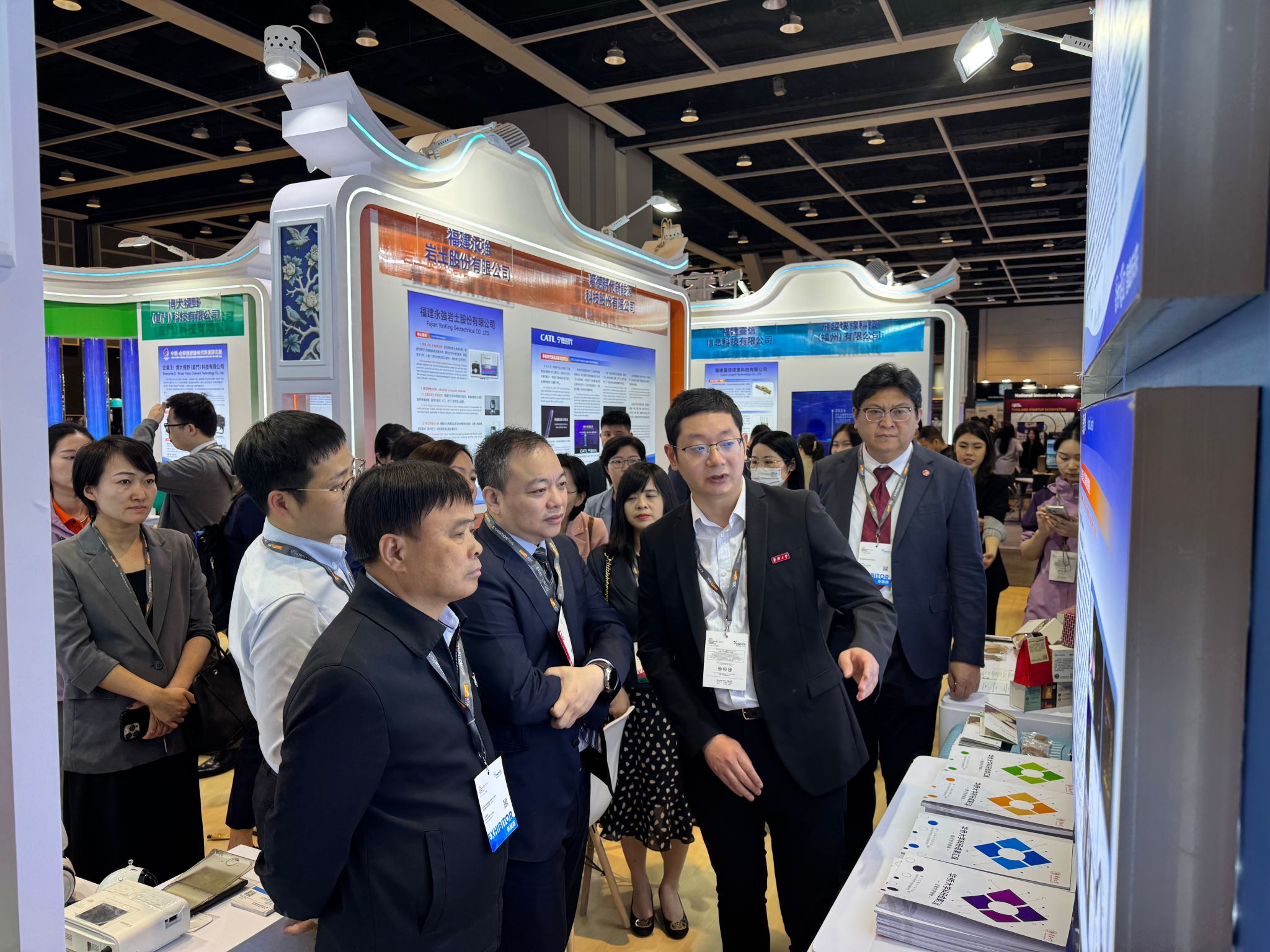 福建省省科技厅副厅长黄舒（左二）等领导莅临beat365展位指导.jpg