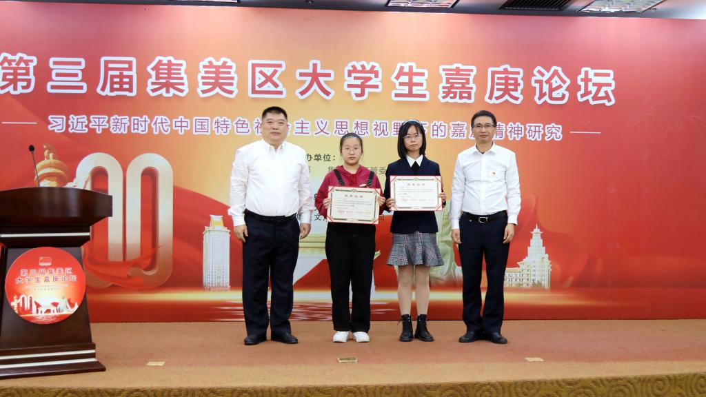 彭霈和庄志辉为一等奖获奖者颁奖(吴江辉 摄).jpg