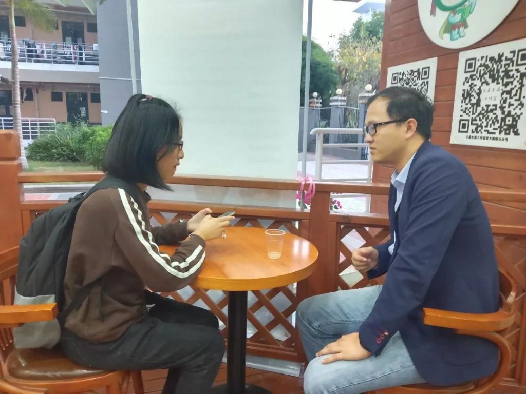 16.陈竹林在学生社区开展生涯咨询.png