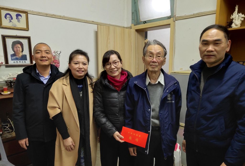慰问原校长陈觉万.jpg