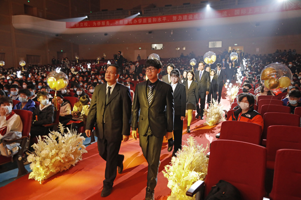 获将学生代表登台接受表彰.jpg