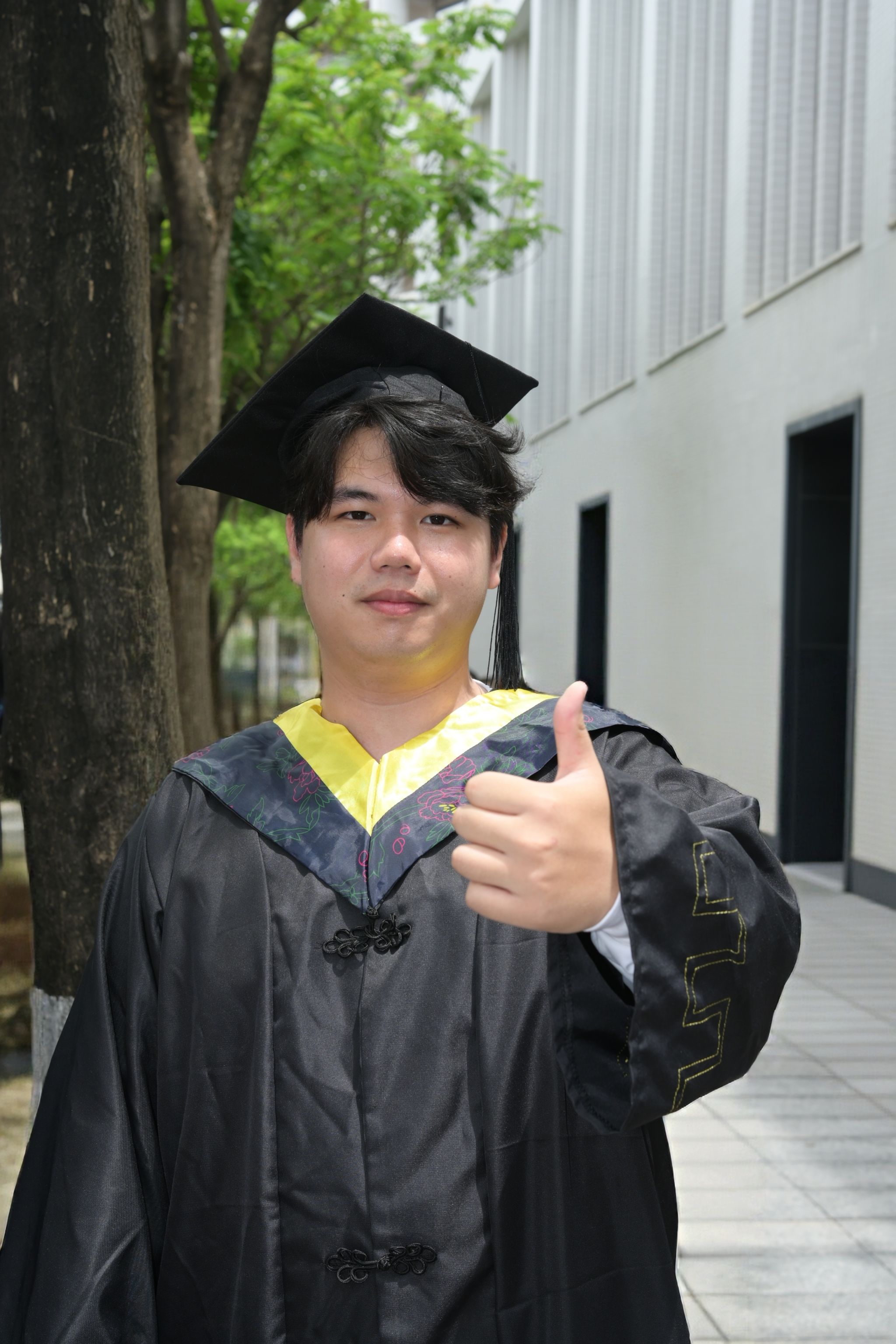 杨家迅着学士服在华大拍照留念jpg