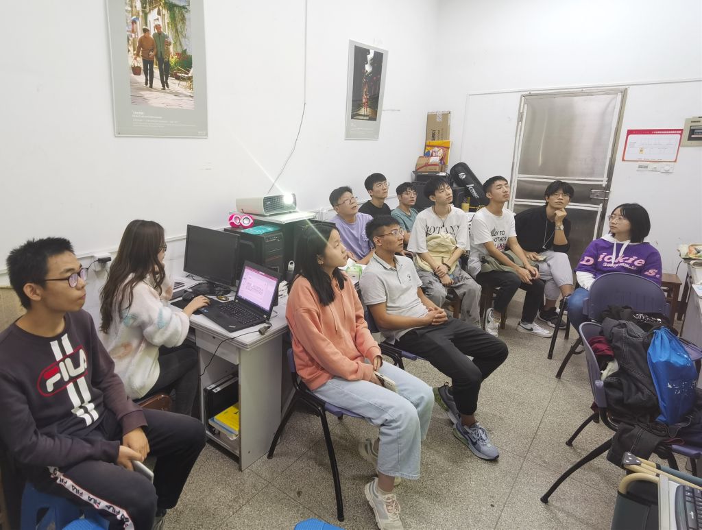 和课题组学生开组会.jpg