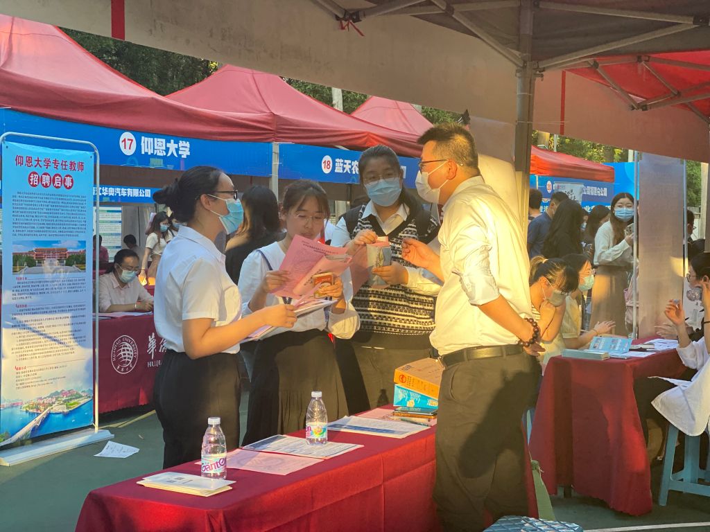 夕阳西下,部分求职学生仍在与用人单位交流.jpg