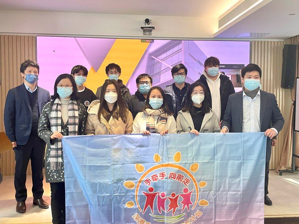 参会嘉宾与部分参加实习活动的华大港澳学生在活动现场合影.jpg