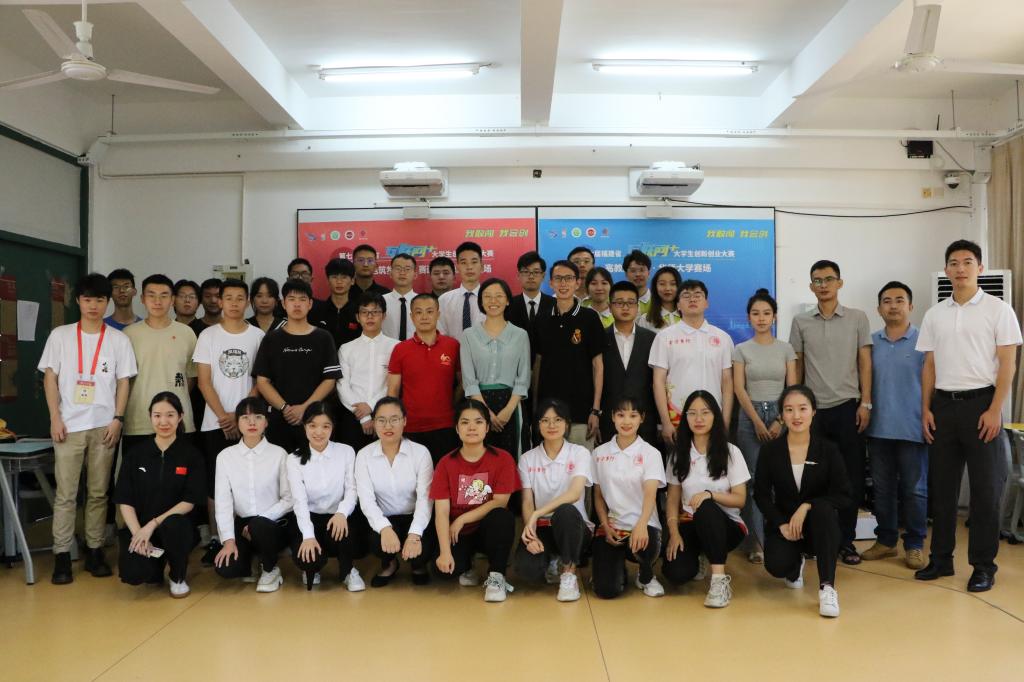 参赛师生合影.jpg