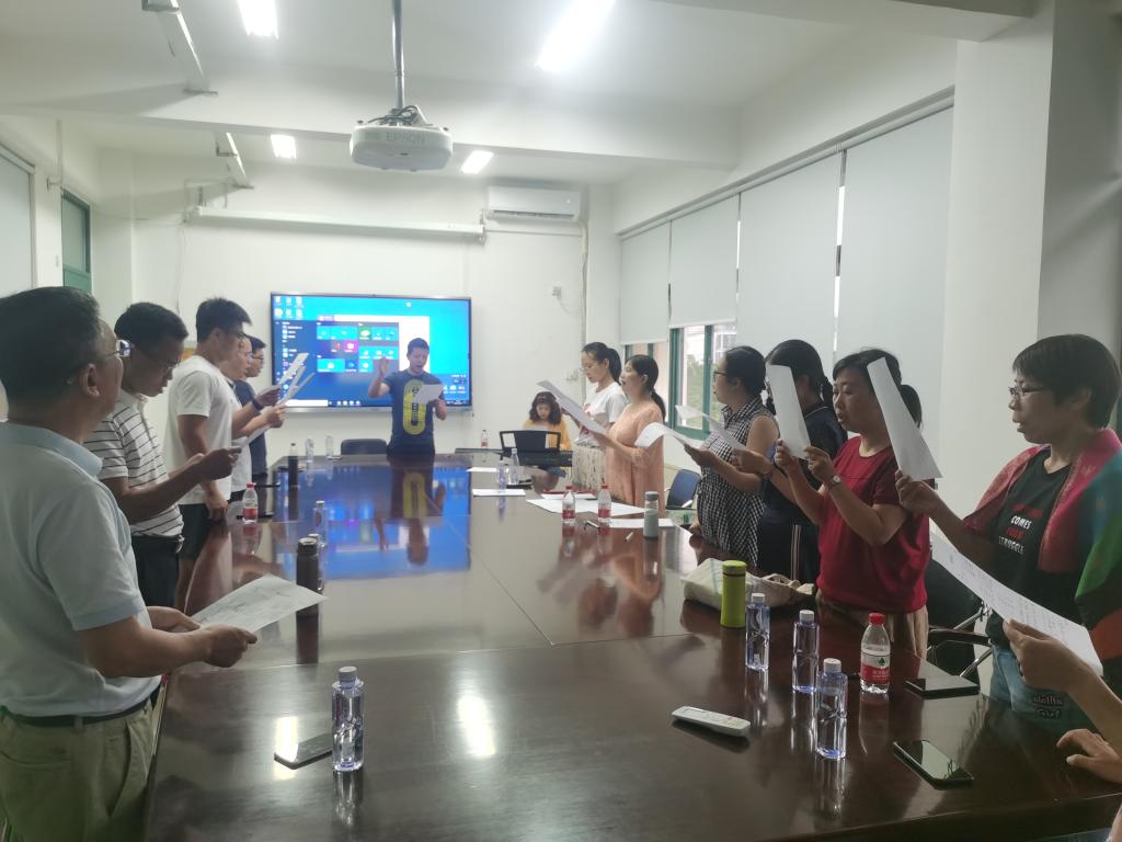 教师党员向春雷老师教唱红歌《我们走在大路上》.jpg