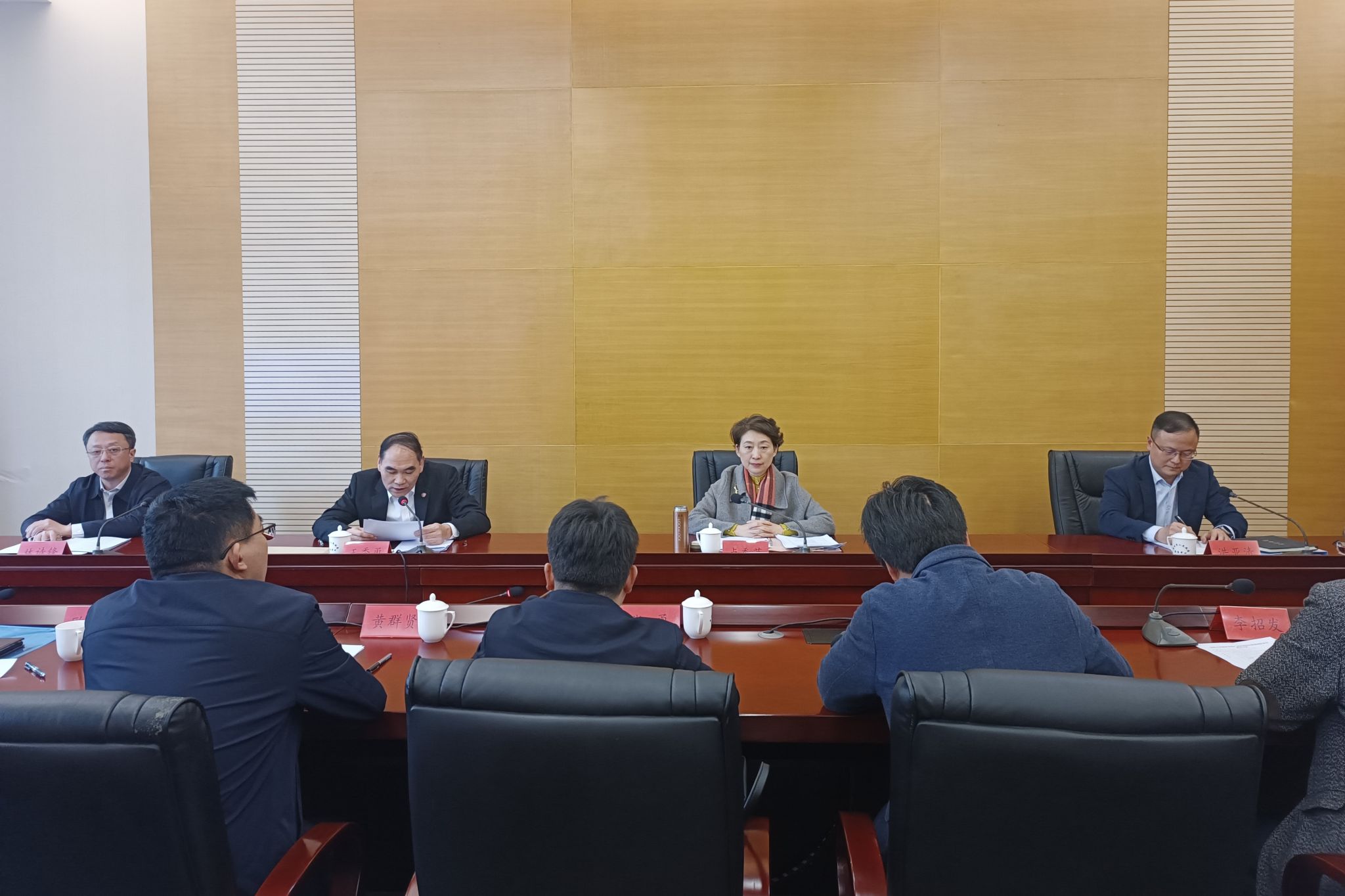 座谈会.jpg