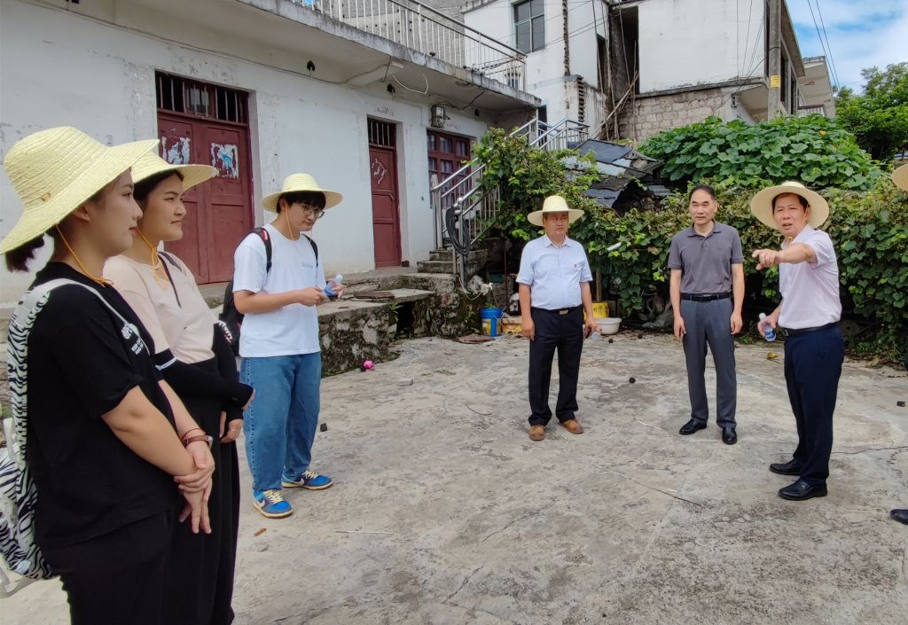 看望建筑学院师生现场_副本.jpg