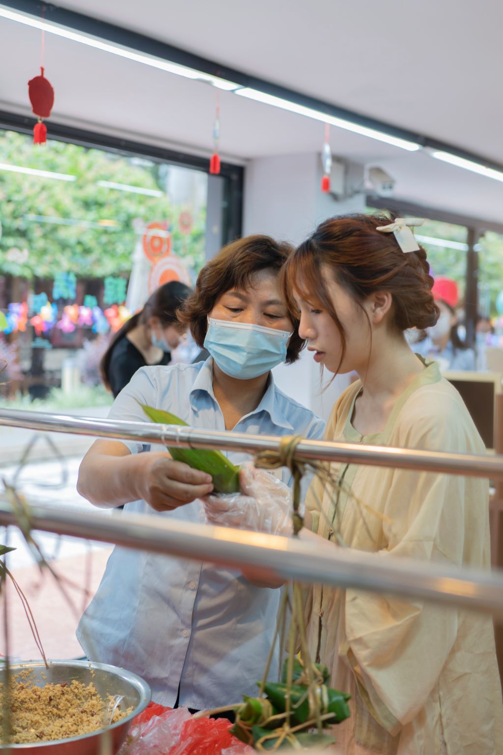 同学学习包粽子.jpg 同学学习包粽子.jpg