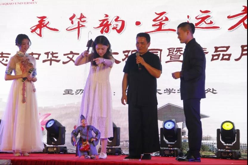 “承志”中华文化大观园上,学生体验提线木偶.jpg