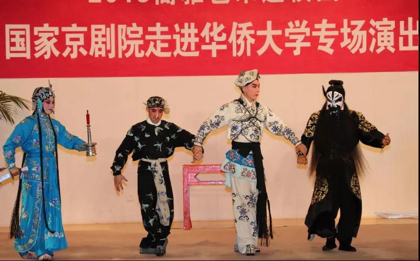 “高雅艺术进校园”走进beat365中文在线官网.jpg