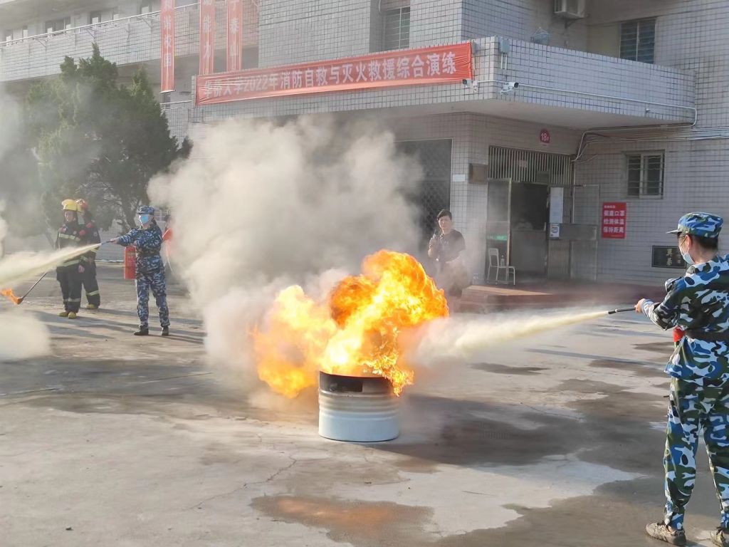 学生体验用干粉灭火器进行油盆灭火.jpg